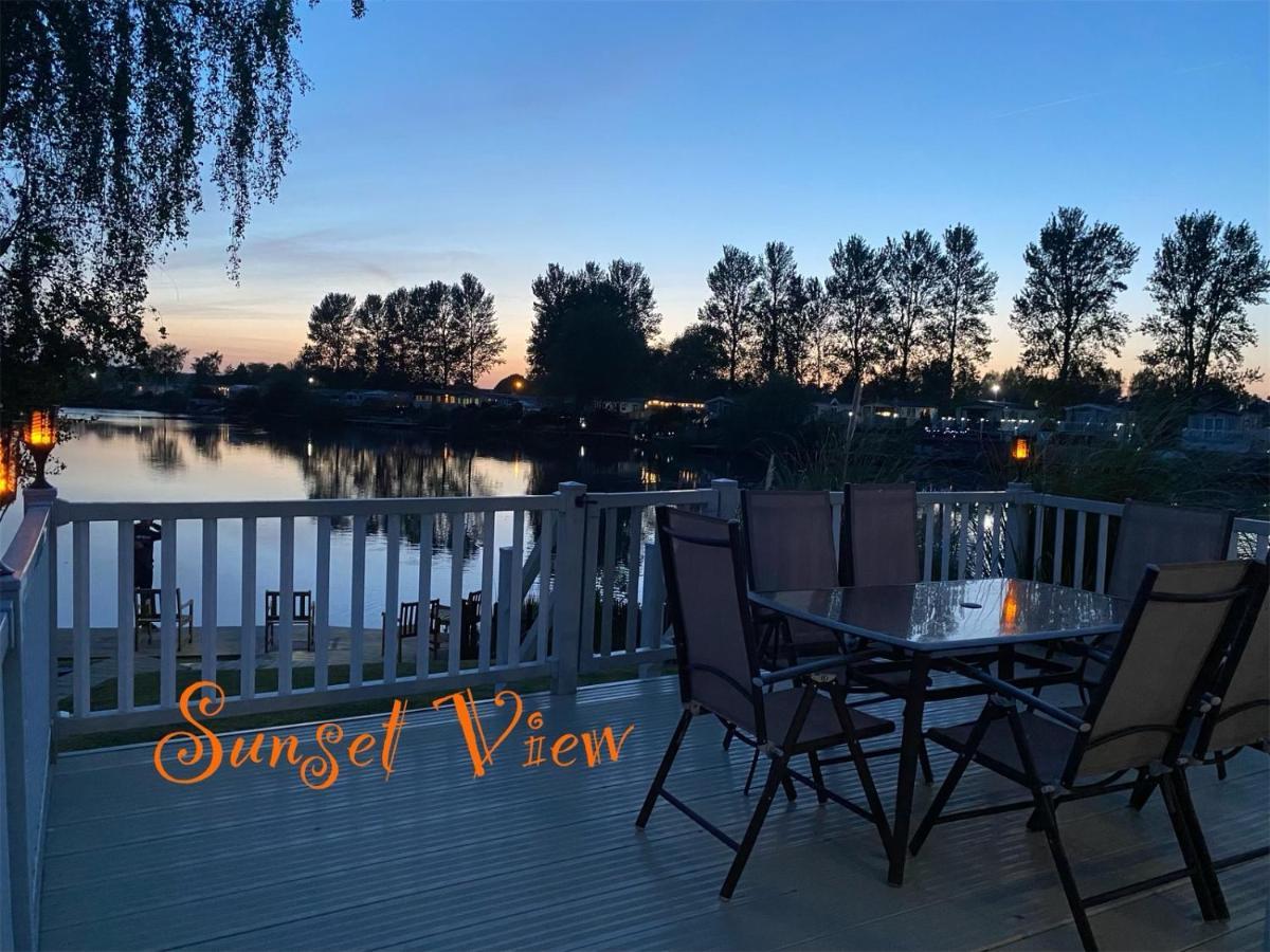 Tattershall Lakes Sunset View Caravan Lakeside, Hot Tub, Garden, Private Fishing Peg & Wifi Esterno foto