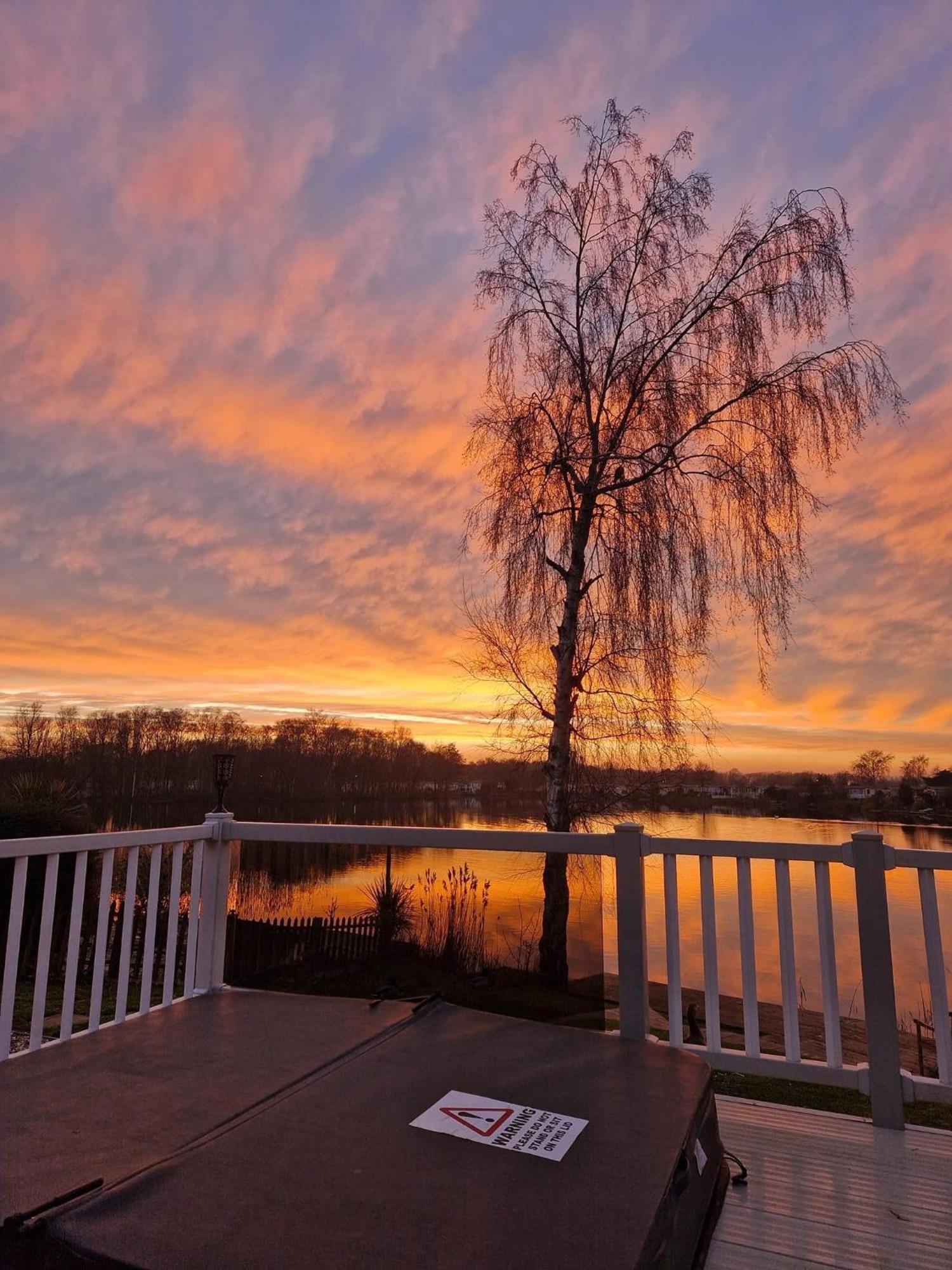 Tattershall Lakes Sunset View Caravan Lakeside, Hot Tub, Garden, Private Fishing Peg & Wifi Esterno foto
